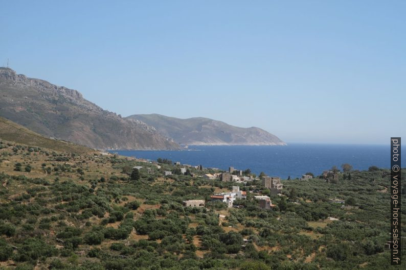 Hameau de Kiparissos et le Cap Tenaro au fond. Photo © Alex Medwedeff