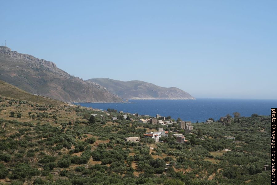 Hameau de Kiparissos et le Cap Tenaro au fond. Photo © Alex Medwedeff