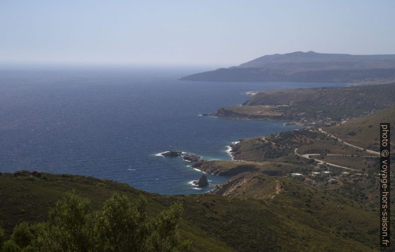 La côte autour de Kiparissos et Ochia au fond. Photo © Alex Medwedeff