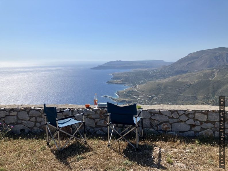 Notre terrasse sur la côte de Kiparissos et Ochia au fond. Photo © André M. Winter