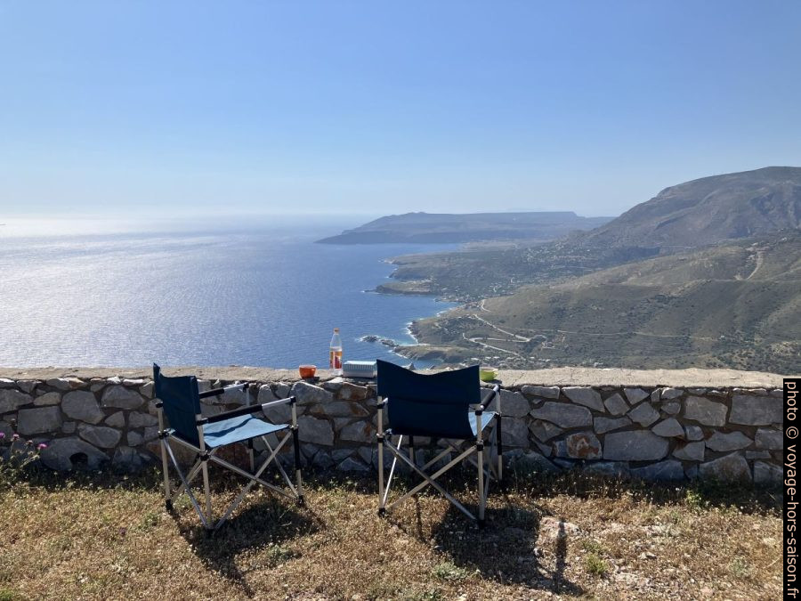 Notre terrasse sur la côte de Kiparissos et Ochia au fond. Photo © André M. Winter