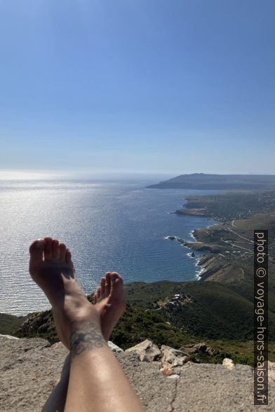 Notre terrasse sur la côte de Kiparissos et Ochia au fond. Photo © Alex Medwedeff