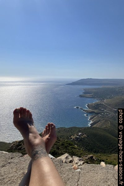 Notre terrasse sur la côte de Kiparissos et Ochia au fond. Photo © Alex Medwedeff
