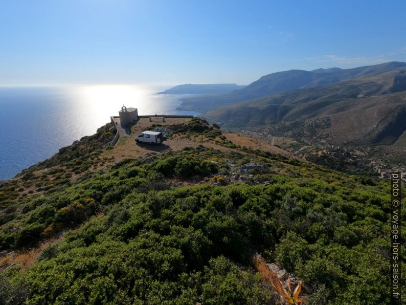 Vue plongeante sur notre emplacement à la Chapelle Xokklesi. Photo © André M. Winter