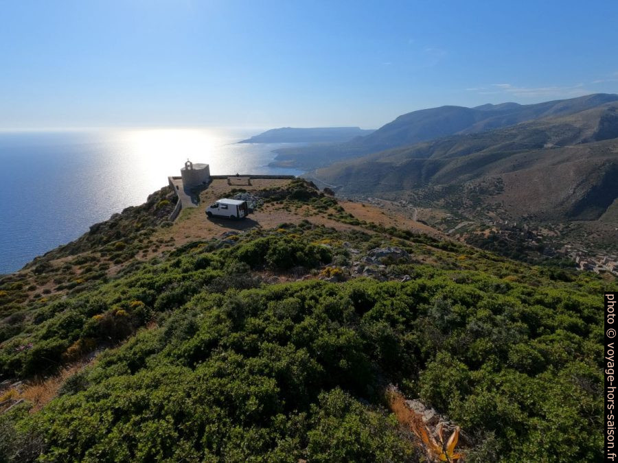 Vue plongeante sur notre emplacement à la Chapelle Xokklesi. Photo © André M. Winter