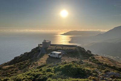 Vue plongeante sur notre emplacement à la Chapelle Xokklesi. Photo © Alex Medwedeff