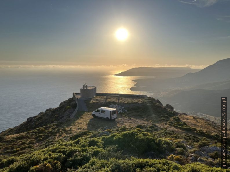 Vue plongeante sur notre emplacement à la Chapelle Xokklesi. Photo © Alex Medwedeff