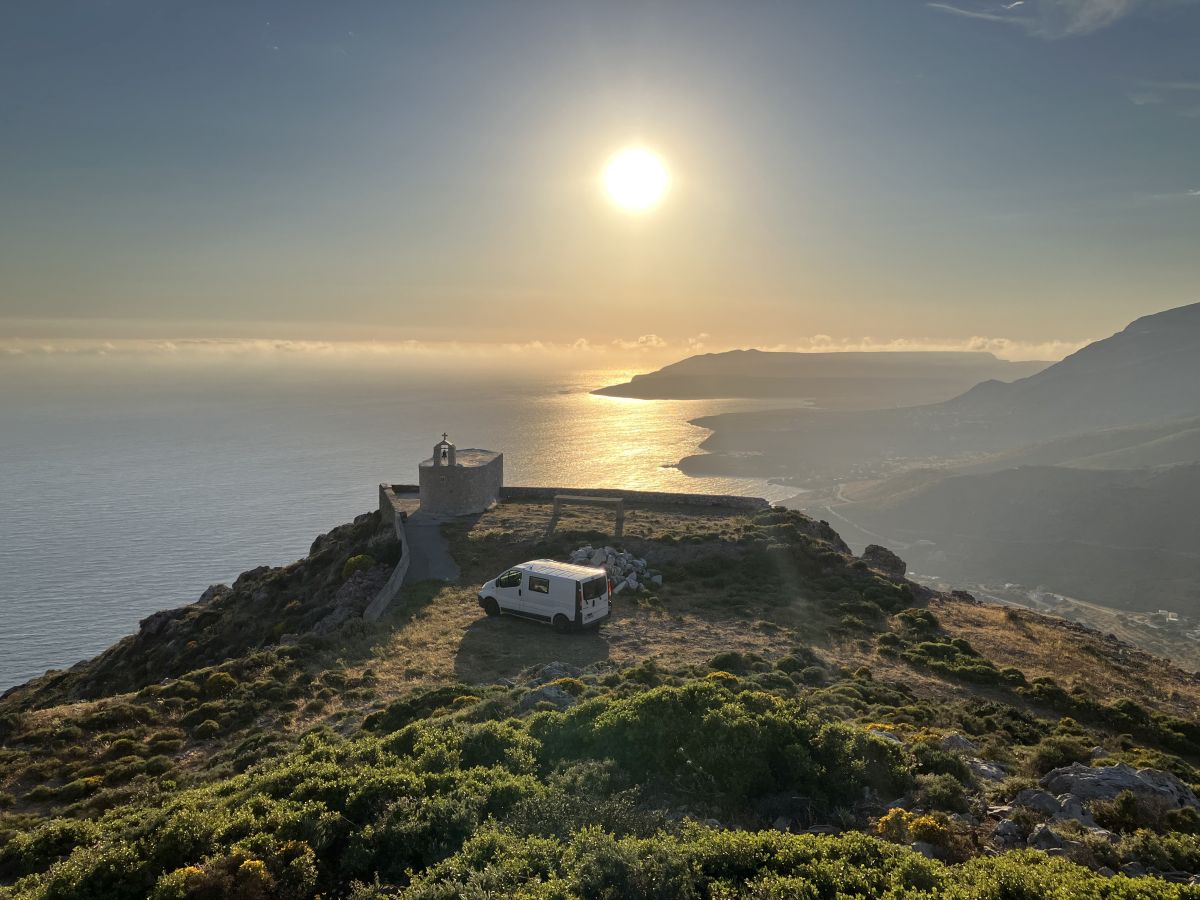 Vue plongeante sur notre emplacement à la Chapelle Xokklesi. Photo © Alex Medwedeff