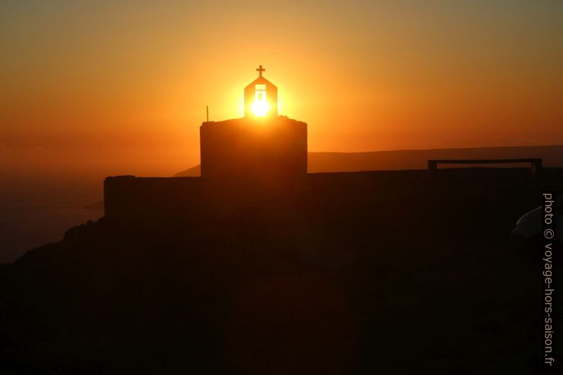 Le soleil dans le clocher-mur de la Chapelle Xokklesi. Photo © André M. Winter