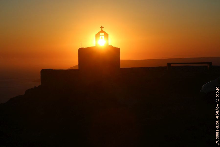 Le soleil dans le clocher-mur de la Chapelle Xokklesi. Photo © André M. Winter