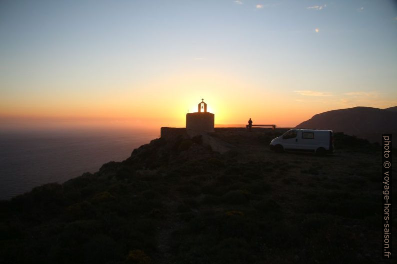 Le soleil dans le clocher-mur de la Chapelle Xokklesi. Photo © André M. Winter