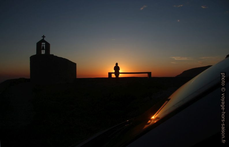 Alex et notre Trafic lors du coucher du soleil à Chapelle Xokklesi. Photo © André M. Winter