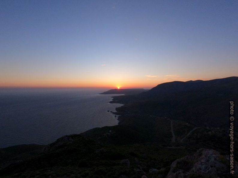 La côte de Kiparissos lors du coucher du soleil. Photo © André M. Winter