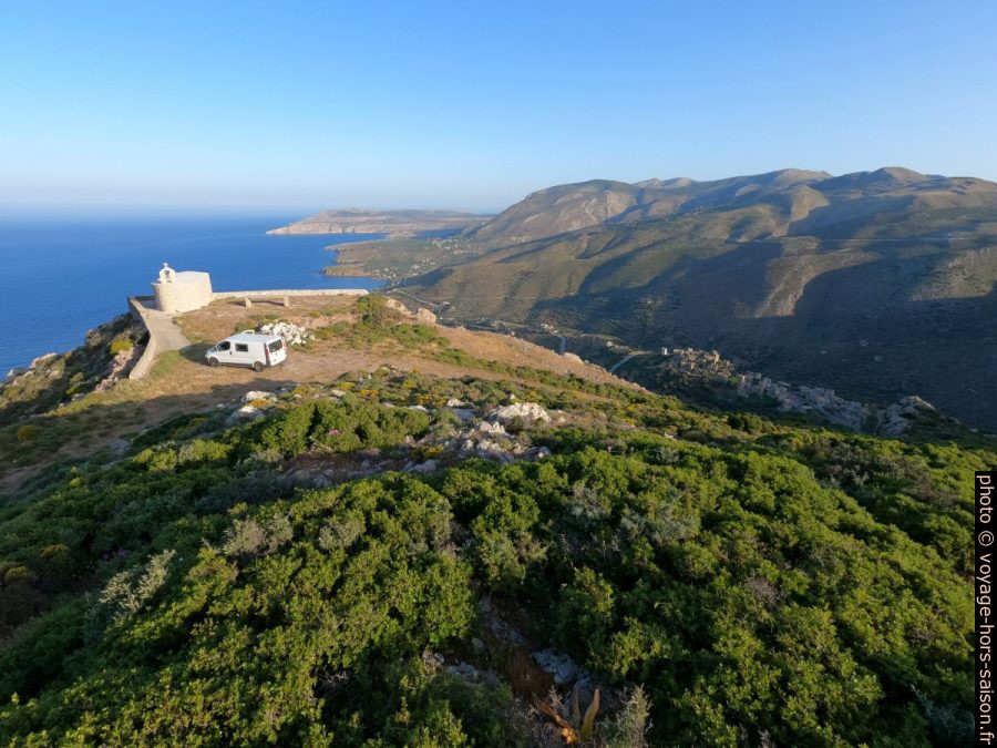 Vue plongeante sur notre emplacement, la Chapelle Xokklesi et Váthia. Photo © André M. Winter