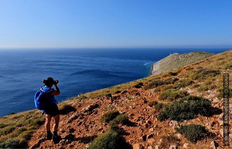 Alex photographie le phare du Cap Tenaro. Photo © André M. Winter