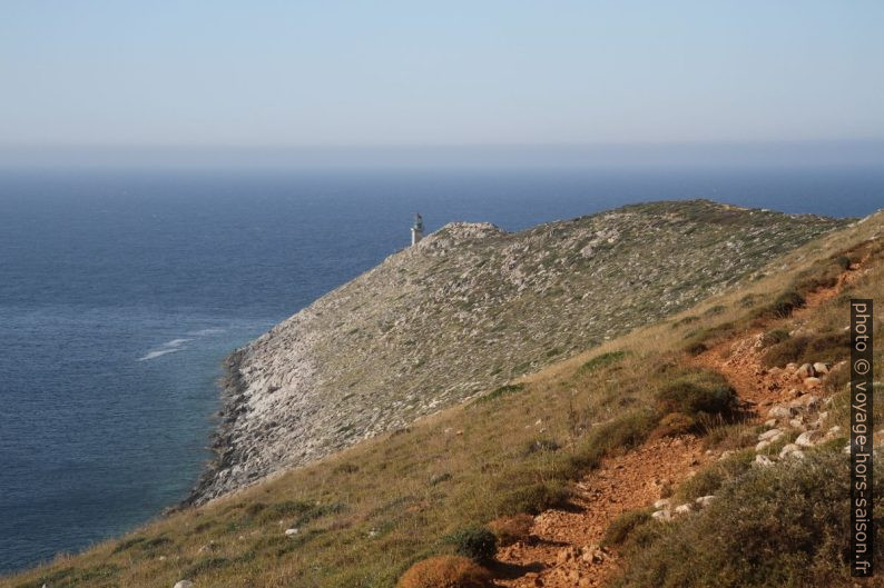 Vue vers le phare du Cap Tenaro. Photo © Alex Medwedeff