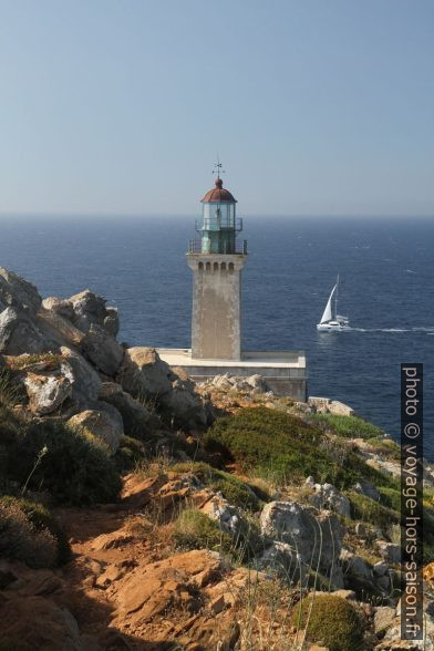 Un voilier passe le Cap Tenaro. Photo © Alex Medwedeff