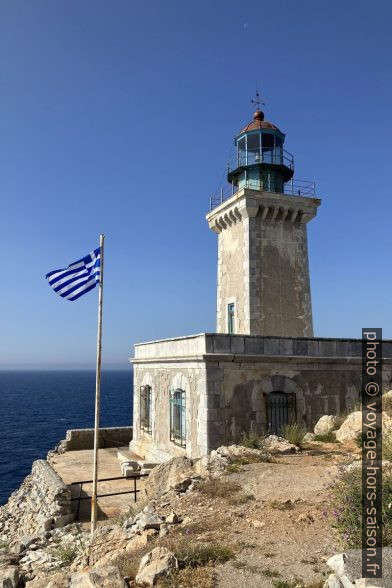 Le phare du Cap Tenaro et le drapeau grec. Photo © Alex Medwedeff
