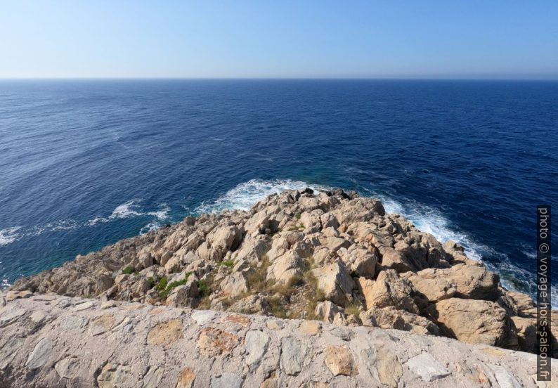 Le Cap Tenaro devant le phare. Photo © André M. Winter