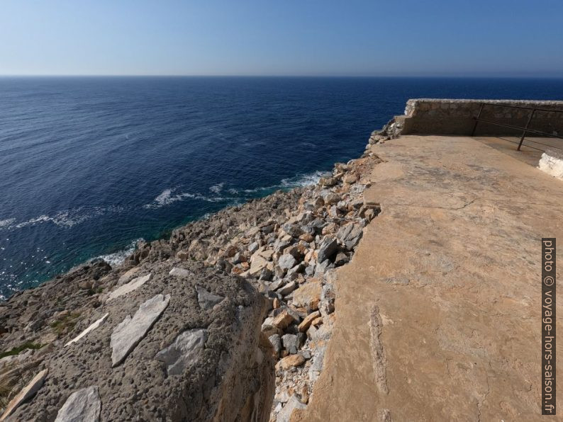 Le côté est de la terrasse autour du phare du Cap Tenaro écroulé. Photo © André M. Winter
