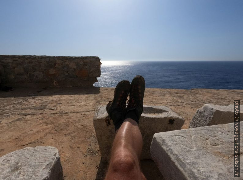 André assis auprès du phare du Cap Tenaro. Photo © André M. Winter