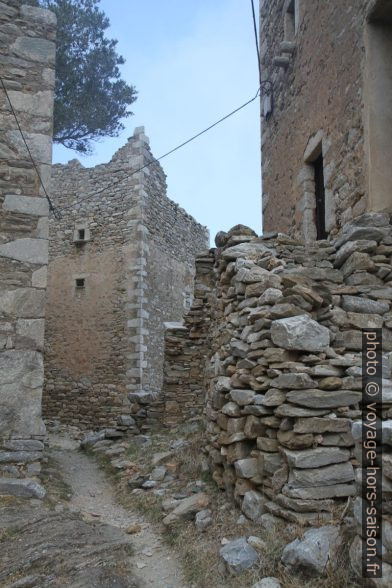 Dans les ruelles de Vathia. Photo © Alex Medwedeff