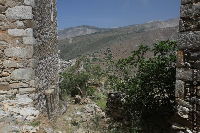 Les ruelles de Vathia donnent sur la colline. Photo © Alex Medwedeff