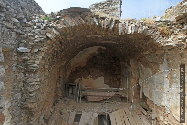 Un lit abandonné dans une ruine de Vathia. Photo © Alex Medwedeff