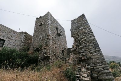 Des tours en ruine de Vathia. Photo © André M. Winter