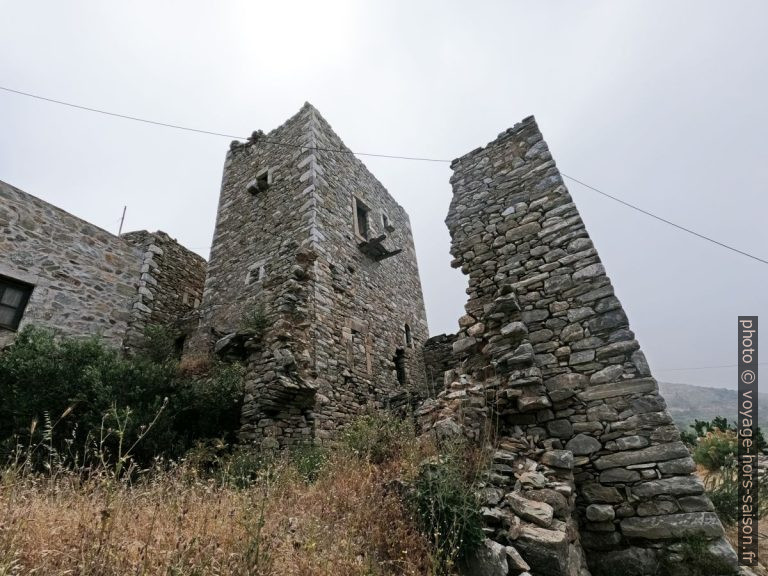 Des tours en ruine de Vathia. Photo © André M. Winter