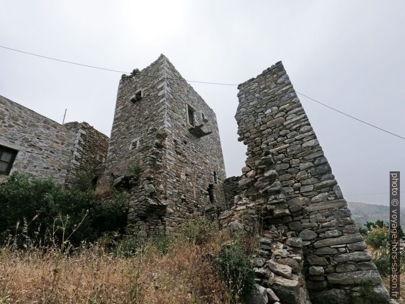Des tours en ruine de Vathia. Photo © André M. Winter