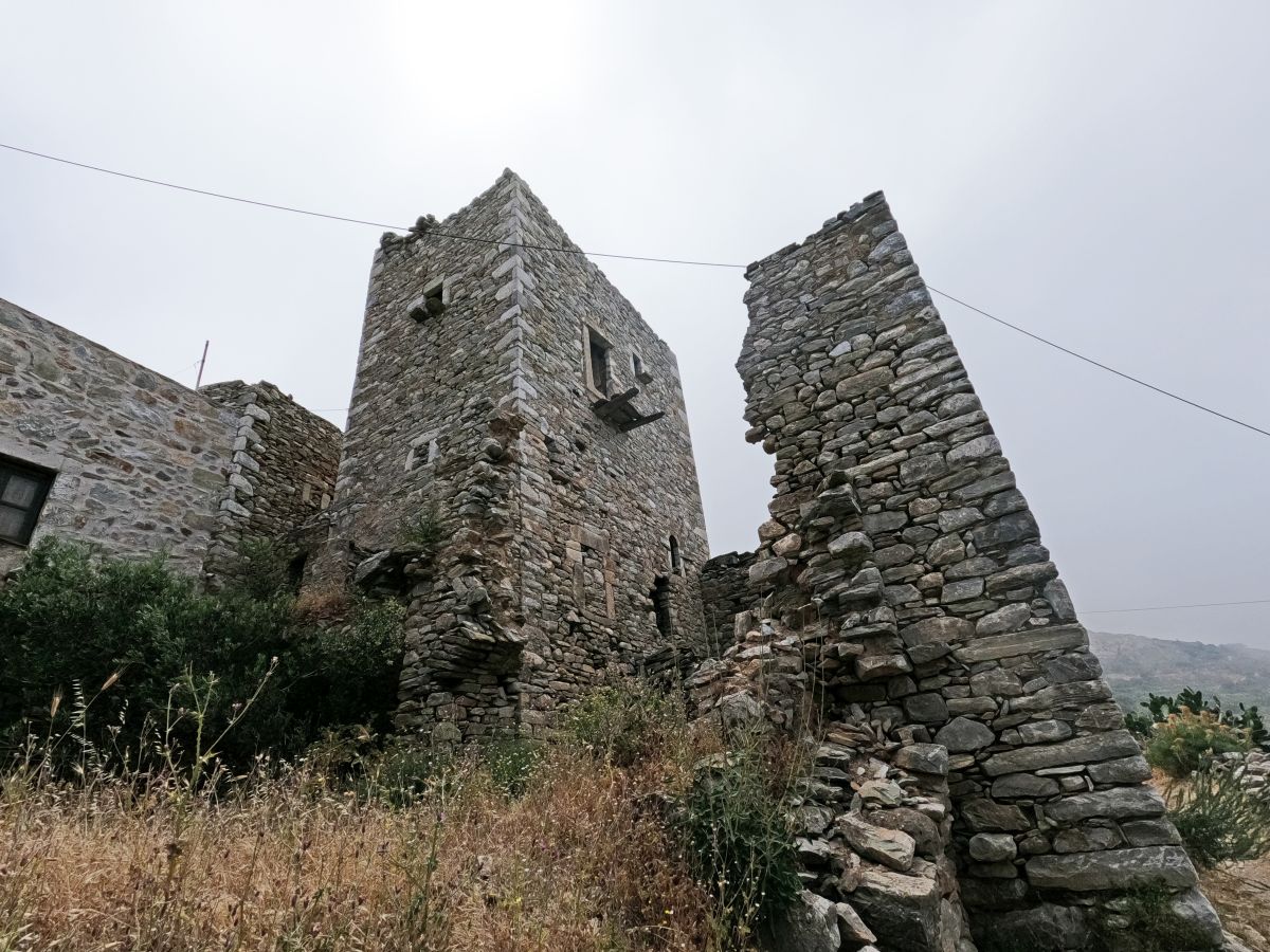 Des tours en ruine de Vathia. Photo © André M. Winter