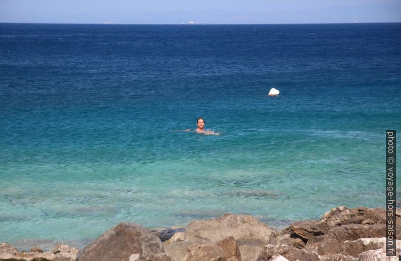 Alex nage dans la Baie de Gialos. Photo © André M. Winter