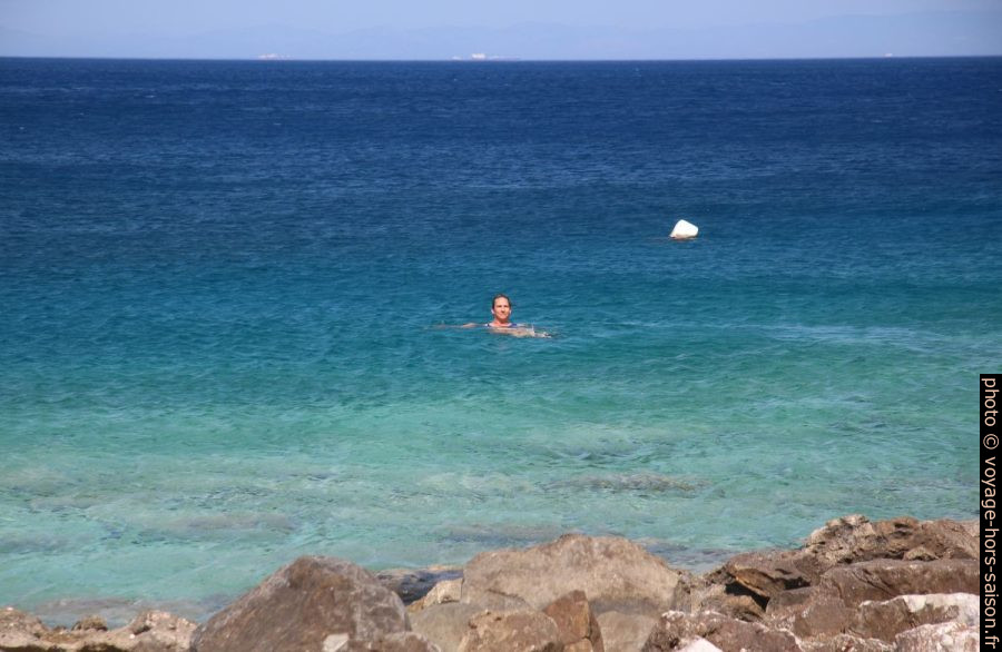 Alex nage dans la Baie de Gialos. Photo © André M. Winter