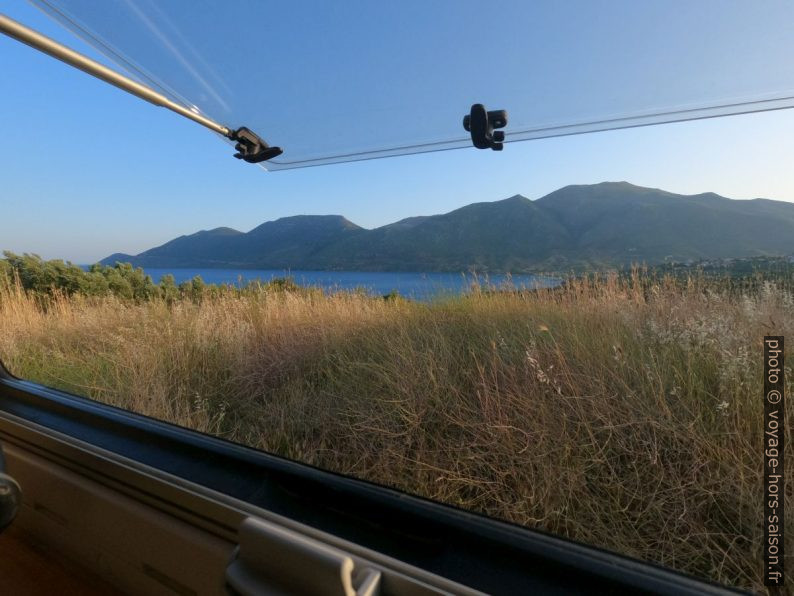 Vue de notre Trafic sur la Baie de Skoutári. Photo © André M. Winter