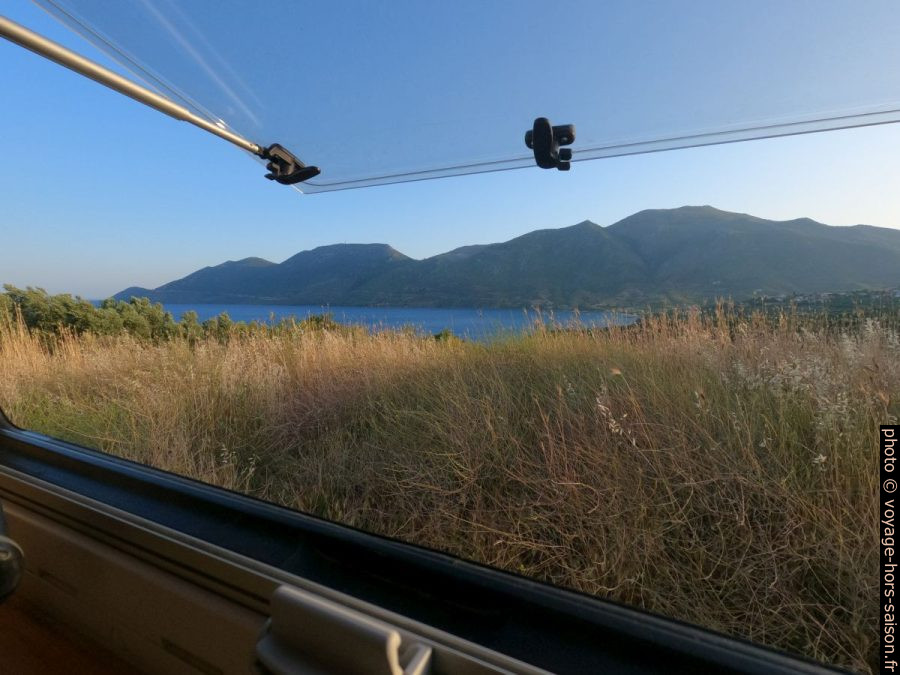Vue de notre Trafic sur la Baie de Skoutári. Photo © André M. Winter