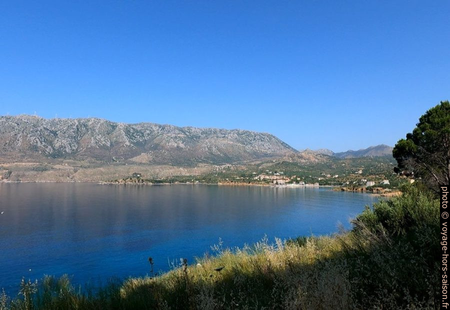 La Baie de Kotronas et le Presqu'ile de Skora. Photo © André M. Winter