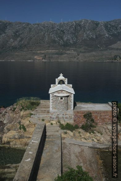 Agios Spiridon et la digue. Photo © Alex Medwedeff