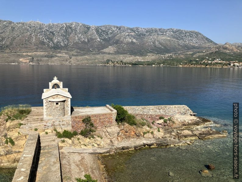 Agios Spiridon et le port-abri. Photo © André M. Winter