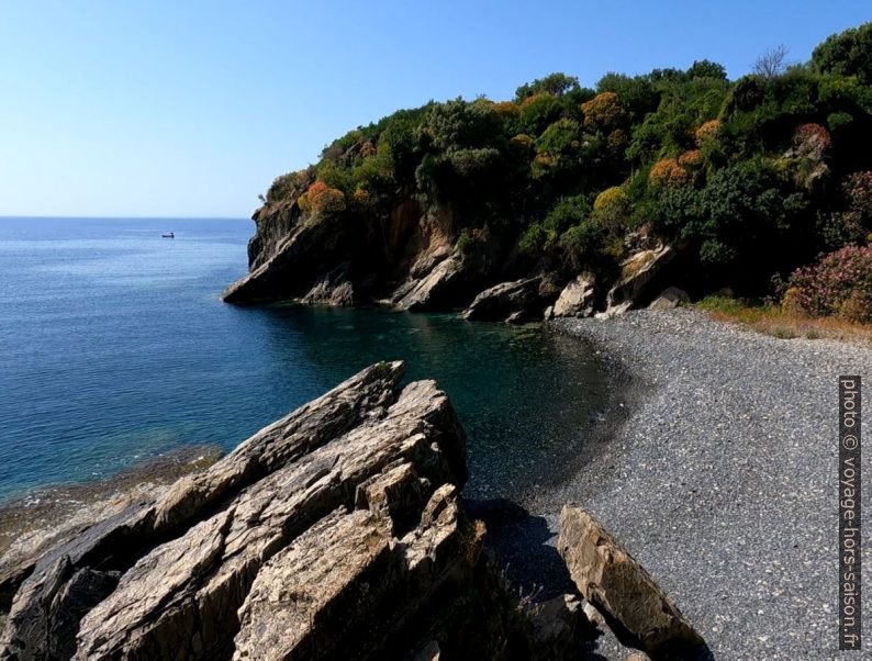 Petite plage au sud-est de Skopa. Photo © André M. Winter