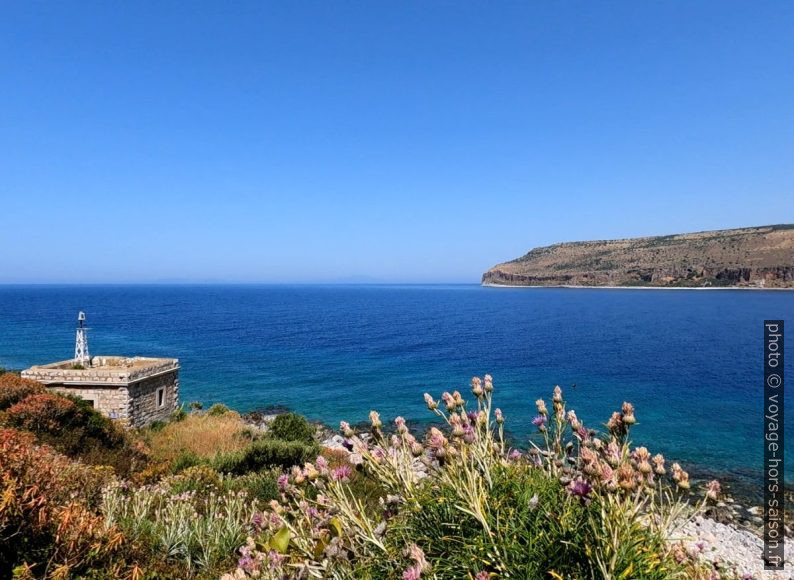 Le phare de Limeni et le Cap d'Oitylo. Photo © André M. Winter