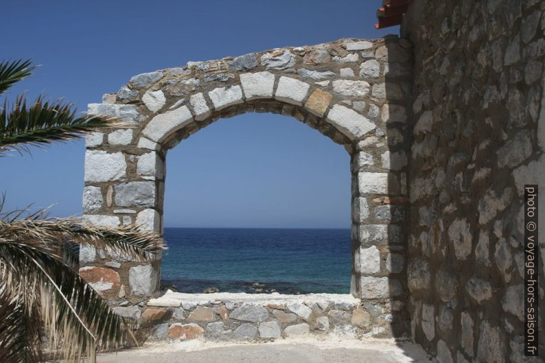 Arche accolée à la chapelle du cimetière de Limeni. Photo © Alex Medwedeff