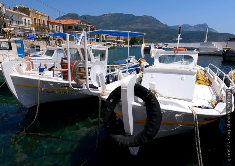 Bateau de pêche dans le port d'Agios Nikolaos. Photo © André M. Winter