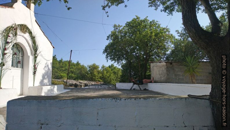 Parvis de la Chapelle Agios Georgios de Kampos. Photo © André M. Winter