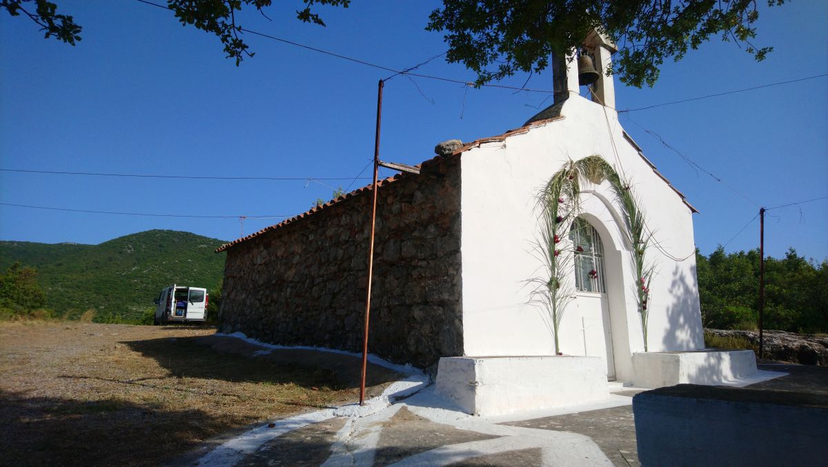 Le Trafic près de la Chapelle Agios Georgios de Kampos. Photo © André M. Winter