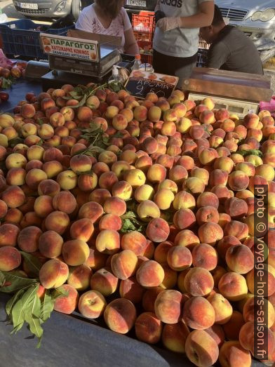 Pêches sur le marché de Kalamata. Photo © Alex Medwedeff