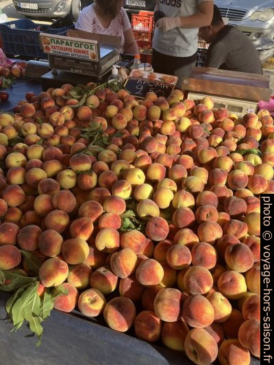 Pêches sur le marché de Kalamata. Photo © Alex Medwedeff