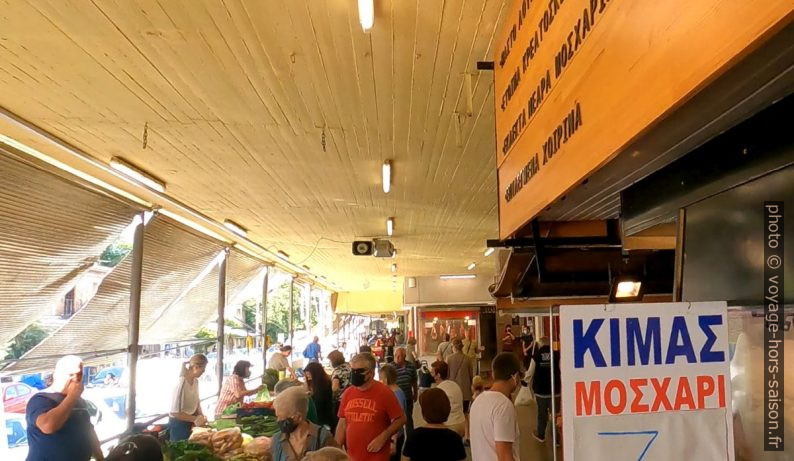 Allée de la halle couverte du marché de Kalamata. Photo © André M. Winter