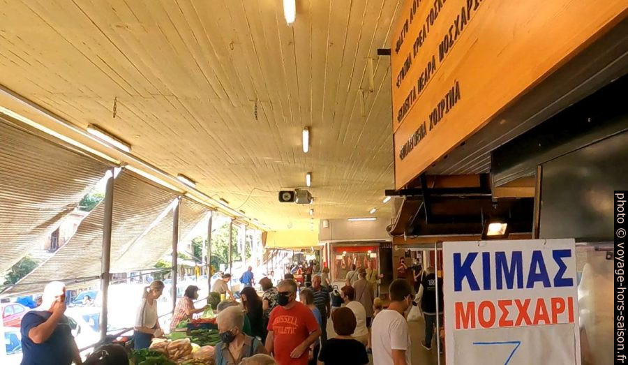 Allée de la halle couverte du marché de Kalamata. Photo © André M. Winter