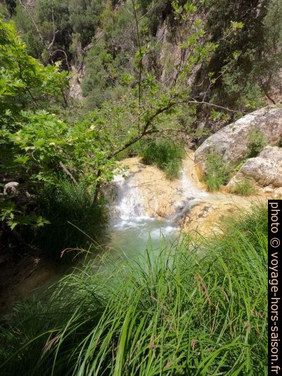 Le torrent de Polylimnio en amont de l'accès est. Photo © André M. Winter